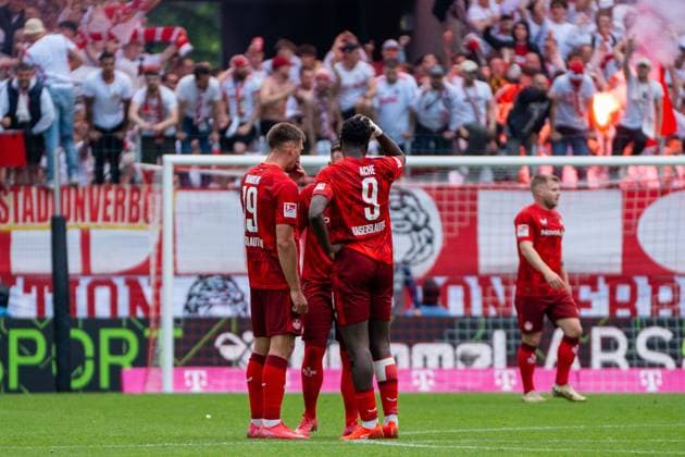 Daniel Hanslik (1. FC Kaiserslautern, 19) und Ragnar Ache (1. FC Kaiserslautern, 09) beraten sich nach dem 2:0 1. FC Koeln vs. 1. FC Kaiserslautern, Fussball, 2. Bundesliga, 34. Spieltag, Saison 2024 2025, 18.05.2025 DFL REGULATIONS PROHIBIT ANY USE OF PHOTOGRAPHS AS IMAGE SEQUENCES AND OR QUASI-VIDEO 1. FC Koeln vs. 1. FC Kaiserslautern, Fussball, 2. Bundesliga, 34. Spieltag, Saison 2024 2025, 18.05.2025 Koeln