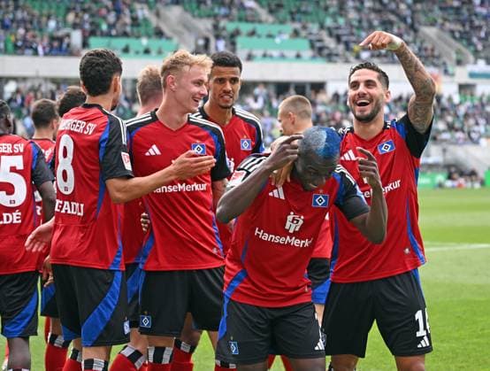 18.05.2025, xjhx, Fussball 2.Bundesliga, Spvgg Greuther Fuerth - Hamburger SV v.l. Jean-Luc Dompe (Hamburger SV) celebrate the goal, Der Torjubel zum 1:1 (DFL DFB REGULATIONS PROHIBIT ANY USE OF PHOTOGRAPHS as IMAGE SEQUENCES and or QUASI-VIDEO) Fuerth