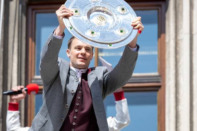 Manuel Neuer 1 (FC Bayern Muenchen) mit der Meisterschale, Meisterfeier, Rathausbalkon, FC Bayern Muenchen und FC Bayern Frauen, Fussball, 18.05.2025 DFB regulations prohibit any use of photographs as image sequences and or quasi-video Muenchen Bayern Deutschland