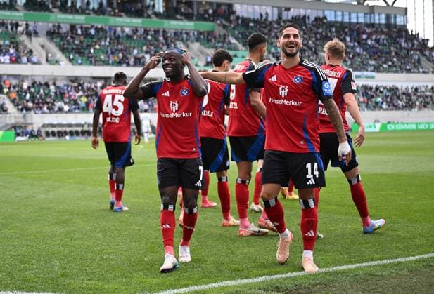 18.05.2025, xjhx, Fussball 2.Bundesliga, Spvgg Greuther Fuerth - Hamburger SV v.l. Jean-Luc Dompe (Hamburger SV) celebrate the goal, Der Torjubel zum 1:1 (DFL DFB REGULATIONS PROHIBIT ANY USE OF PHOTOGRAPHS as IMAGE SEQUENCES and or QUASI-VIDEO) Fuerth
