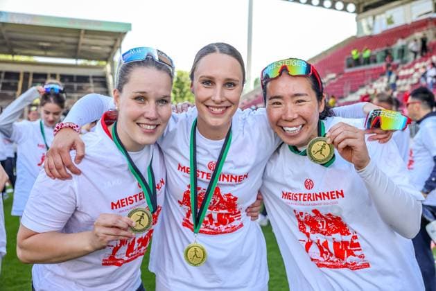 GER, Mainz, FSV Mainz 05 vs 1. FC Saarbrücken, Regionalliga, Fussball, DFB, Spielzeit 2024 2025, Bruchwegstadion, 21. Spieltag, im Bild: Die Frauen von FSV Mainz 05 feiern die Meisterschaft der Regionalliga DFB DFL REGULATIONS PROHIBIT ANY USE OF PHOTOGRAPHS AS IMAGE SEQUENCES AND OR QUASI-VIDEO, 17.05.2025, Copyright: HMBxMedia HendrikxHamelau