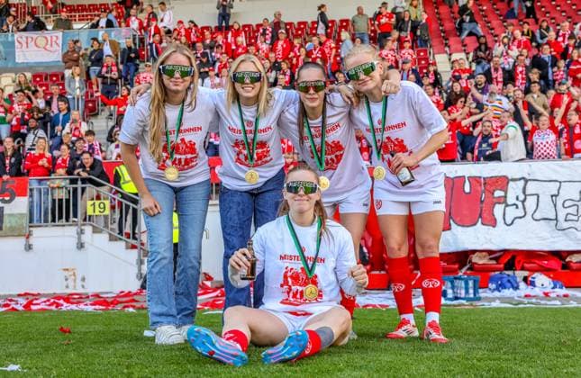 GER, Mainz, FSV Mainz 05 vs 1. FC Saarbrücken, Regionalliga, Fussball, DFB, Spielzeit 2024 2025, Bruchwegstadion, 21. Spieltag, im Bild: Die Frauen von FSV Mainz 05 feiern die Meisterschaft der Regionalliga DFB DFL REGULATIONS PROHIBIT ANY USE OF PHOTOGRAPHS AS IMAGE SEQUENCES AND OR QUASI-VIDEO, 17.05.2025, Copyright: HMBxMedia HendrikxHamelau