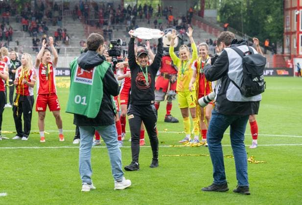 Fußball, Frauen, 2. Bundesliga, 1. FC Union Berlin - FSV Gütersloh 2009, anschließende Ehrung der Union-Frauen als Meisterinnen der 2. Bundesliga, Trainerin Ailien Poese (1. Frauen 1. FC Union) mit der Meisterschale Copyright: xMatthiasxKochx