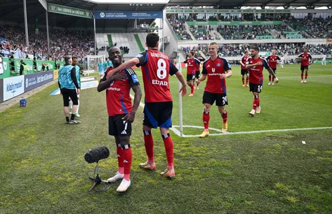 18.05.2025, xjhx, Fussball 2.Bundesliga, Spvgg Greuther Fuerth - Hamburger SV v.l. Jean-Luc Dompe (Hamburger SV) celebrate the goal, Der Torjubel zum 1:1 (DFL DFB REGULATIONS PROHIBIT ANY USE OF PHOTOGRAPHS as IMAGE SEQUENCES and or QUASI-VIDEO) Fuerth