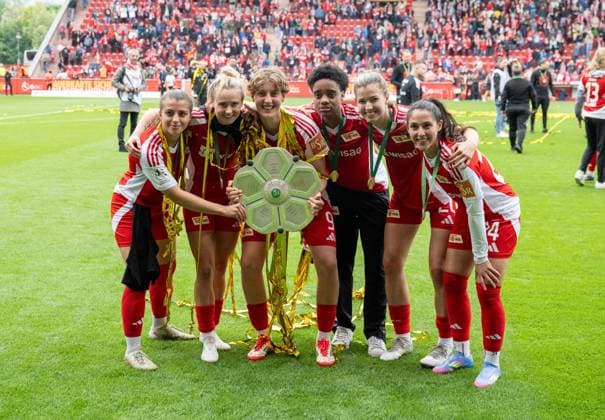 Fußball, Frauen, Saison 2024 2025, 2. Frauen-Bundesliga (26. Spieltag), 1. FC Union Berlin - FSV Gütersloh, anschließende Ehrung der Union-Frauen als Meisterinnen der 2. Bundesliga, im Bild: v. l. Korina Janez (1. FC Union), Judith Steinert (1. FC Union), Zita Rurack (1. FC Union), Naika Reissner (1. FC Union), Nele Bauereisen (1. FC Union), Fatma Sakar (1. FC Union) mit der Meisterschale, 18.05. 2025, Copyright: xMatthiasxKochx