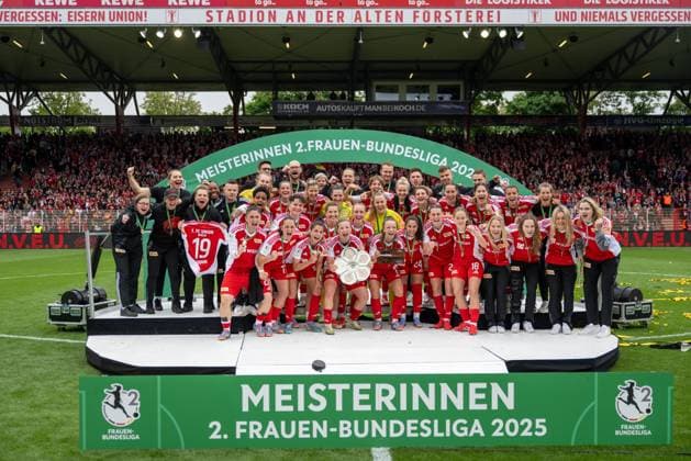 Fußball, Frauen, Saison 2024 2025, 2. Frauen-Bundesliga (26. Spieltag), 1. FC Union Berlin - FSV Gütersloh, anschließende Ehrung der Union-Frauen als Meisterinnen der 2. Bundesliga, im Bild: Dina Orschmann (1. FC Union) mit der Meisterschale, Lisa Heiseler (1. FC Union) mit der Torjägerkanone, 18.05. 2025, Copyright: xMatthiasxKochx