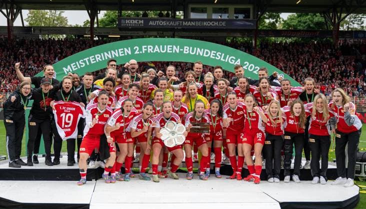 Fußball, Frauen, Saison 2024 2025, 2. Frauen-Bundesliga (26. Spieltag), 1. FC Union Berlin - FSV Gütersloh, anschließende Ehrung der Union-Frauen als Meisterinnen der 2. Bundesliga, im Bild: Dina Orschmann (1. FC Union) mit der Meisterschale, Lisa Heiseler (1. FC Union) mit der Torjägerkanone, 18.05. 2025, Copyright: xMatthiasxKochx