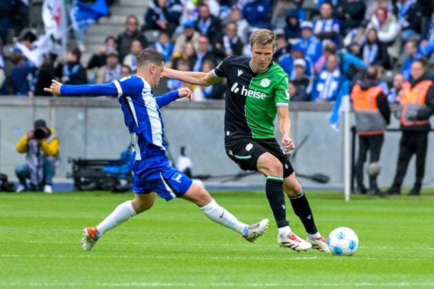 Fussball 2.Bundesliga, Hertha BSC Berlin - Hannover 96 18.05.2025, xdanx, Fussball 2.Bundesliga, Hertha BSC Berlin - Hannover 96 emspor, v.l. Diego Demme (Hertha BSC),Fabian Kunze (Hannover 96), Zweikampf, Duell, Kampf, tackle (DFL DFB REGULATIONS PROHIBIT ANY USE OF PHOTOGRAPHS as IMAGE SEQUENCES and or QUASI-VIDEO) Daniel Lakomski Mix1 Berlin Olympiastadion Berlin Deutschland (DEU)