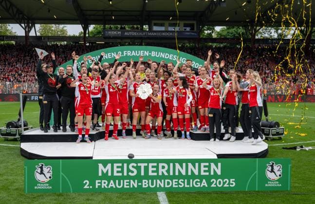Fußball, Frauen, Saison 2024 2025, 2. Frauen-Bundesliga (26. Spieltag), 1. FC Union Berlin - FSV Gütersloh, anschließende Ehrung der Union-Frauen als Meisterinnen der 2. Bundesliga, im Bild: Lisa Heiseler (1. FC Union) streckt die Meisterschale in die Luft, 18.05. 2025, Copyright: xMatthiasxKochx