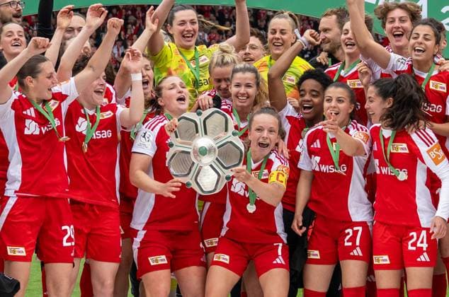Fußball, Frauen, Saison 2024 2025, 2. Frauen-Bundesliga (26. Spieltag), 1. FC Union Berlin - FSV Gütersloh, anschließende Ehrung der Union-Frauen als Meisterinnen der 2. Bundesliga, im Bild: Lisa Heiseler (1. FC Union) streckt die Meisterschale in die Luft, 18.05. 2025, Copyright: xMatthiasxKochx