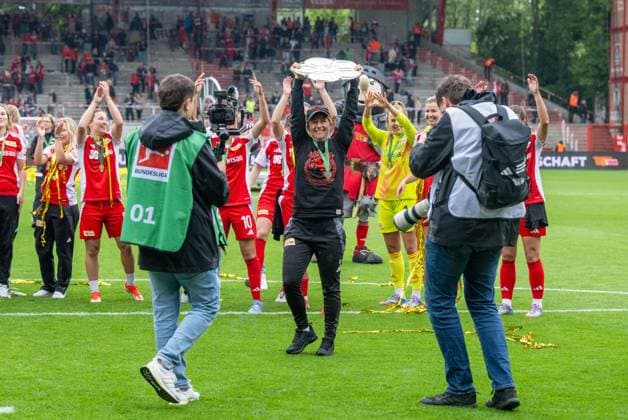 Fußball, Frauen, Saison 2024 2025, 2. Frauen-Bundesliga (26. Spieltag), 1. FC Union Berlin - FSV Gütersloh, anschließende Ehrung der Union-Frauen als Meisterinnen der 2. Bundesliga, im Bild: Trainerin Ailien Poese (1. FC Union) mit Meisterschale, 18.05. 2025, Copyright: xMatthiasxKochx