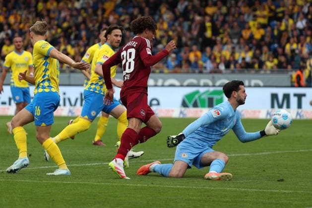 Braunschweig vs. Nürnberg, 2. BL Braunschweig, 18.05.2025, FUßBALL - Eintracht Braunschweig vs. 1. FC Nürnberg, 2. BL, Saison 2024 25. Janis Antiste (1.FC Nürnberg), Torwart Marko Johansson (Eintracht Braunschweig) Braunschweig