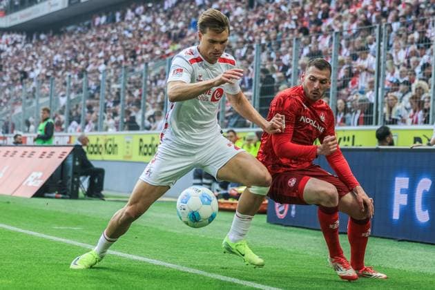 Fußball 2. Bundesliga 34. Spieltag 1. FC Köln - 1. FC Kaiserslautern am 18.05.2025 im RheinEnergieStadion in Köln Jusuf Gazibegovic ( Köln ), links - Leon Robinson ( Kaiserslautern ), rechts DFL regulations prohibit any use of photographs as image sequences and or quasi-video.