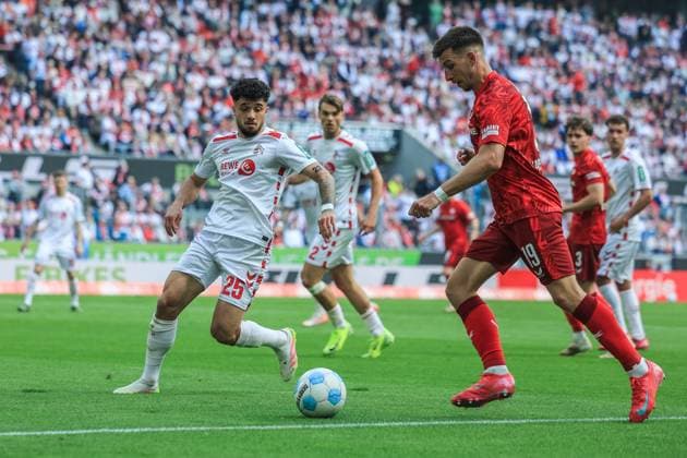 Fußball 2. Bundesliga 34. Spieltag 1. FC Köln - 1. FC Kaiserslautern am 18.05.2025 im RheinEnergieStadion in Köln Jusuf Gazibegovic ( Köln ), links - Daniel Hanslik ( Kaiserslautern ), rechts DFL regulations prohibit any use of photographs as image sequences and or quasi-video.