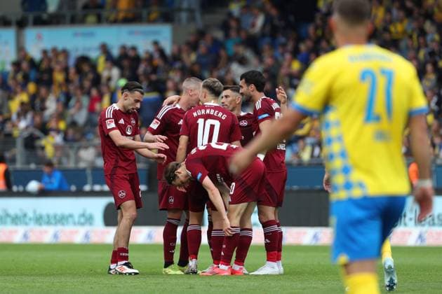 Braunschweig vs. Nürnberg, 2. BL Braunschweig, 18.05.2025, FUßBALL - Eintracht Braunschweig vs. 1. FC Nürnberg, 2. BL, Saison 2024 25. Mahir Emreli (1.FC Nürnberg) jubelt mit Mannschaftskollegen nach seinem Tor zum 0:4 Braunschweig