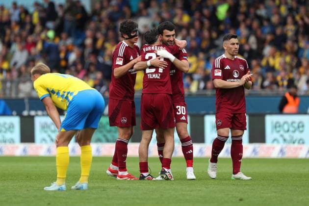 Braunschweig vs. Nürnberg, 2. BL Braunschweig, 18.05.2025, FUßBALL - Eintracht Braunschweig vs. 1. FC Nürnberg, 2. BL, Saison 2024 25. Mahir Emreli (1.FC Nürnberg) jubelt mit Mannschaftskollegen nach seinem Tor zum 0:4 Braunschweig