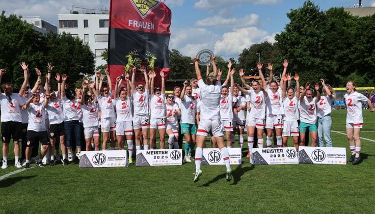 Stuttgart , Fußball Regionalliga Süd , VfB Stuttgart Frauen vs. TSV Schwaben Augsburg , Jana Beuschlein ( VfB ) mit Meisterschale