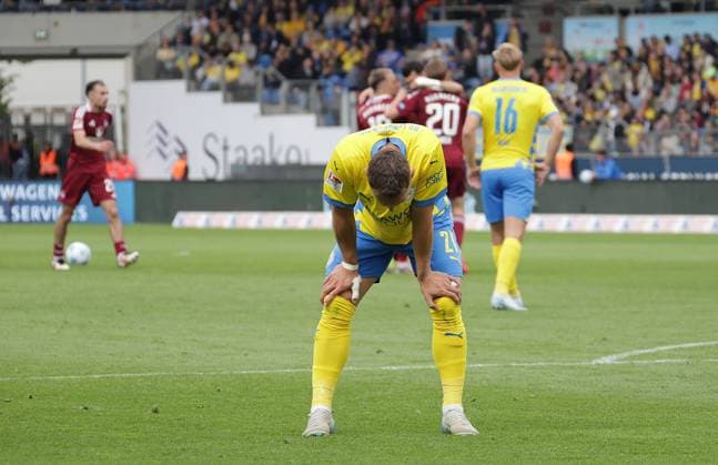 Nach dem 0-4 lassen die Braunschweiger die Koepfe haengen, vorn Sven Koehler (Eintracht Braunschweig) Fussball, Herren, Saison 2024 2025 2.BL, Eintracht Stadion, Eintracht Braunschweig gegen 1.FC Nuernberg DFL REGULATIONS PROHIBIT ANY USE OF PHOTOGRAPHS AS IMAGE SEQUENCES AND OR QUASI-VIDEO.