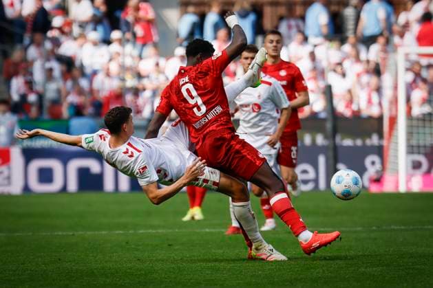 2.? ?Fußball Bundesliga, 1. FC Köln - 1. FC Kaiserslautern, 18.05.2025 Eric Martel (1. FC Köln, 6) und Ragnar Ache (1. FC Kaiserslautern, 9) artistisch beim Zweikampf; 34. Spieltag der 2. Fußball-Bundesliga, 2.? ?Fußball Bundesliga, 1. FC Köln - 1. FC Kaiserslautern am 18.05.2025 im RheinEnergie-Stadion in Köln. DIE DFL-VORSCHRIFTEN VERBIETEN JEDE VERWENDUNG VON FOTOS ALS BILDSEQUENZEN UND ODER QUASI-VIDEO.
