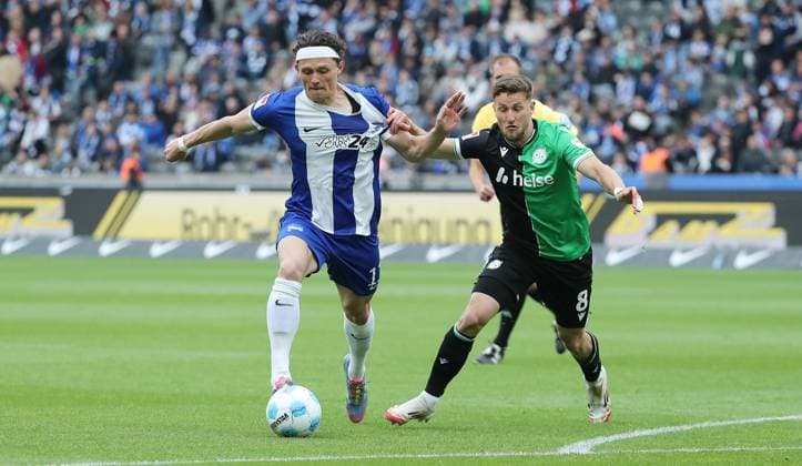 Fabian Reese am Ball, Enzo Leopold Zweikampf Spielszene Aktion Fußball Fussball DFL 2.Bundesliga Herren 34. Spieltag Saison 2024 2025 18.05.2025 Hertha BSC Berlin vs. Hannover 96 DFL regulations prohibit any use of photographs as image sequences and or quasi-video