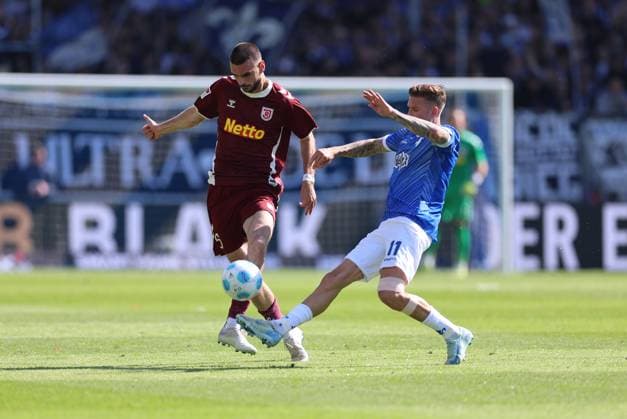18.05.2025, xdcx, Fussball 2. Bundesliga, SV Darmstadt 98 - SSV Jahn Regensburg, emonline, emspor, despor, v.l., Rasim Bulic (SSV Jahn Regensburg), Tobias Kempe (SV Darmstadt 98) DFL DFB REGULATIONS PROHIBIT ANY USE OF PHOTOGRAPHS AS IMAGE SEQUENCES AND OR QUASI-VIDEO.
