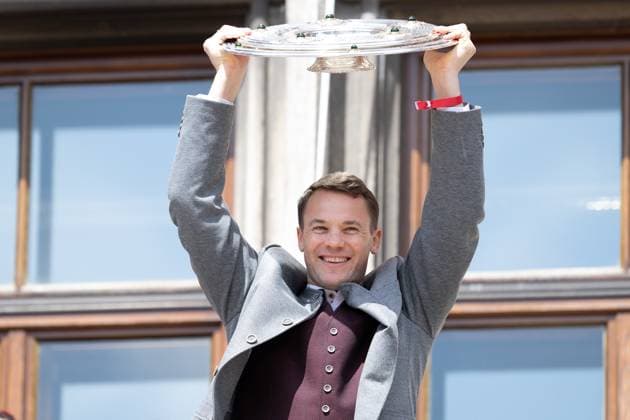 Manuel Neuer 1 (FC Bayern Muenchen) mit der Meisterschale, Meisterfeier, Rathausbalkon, FC Bayern Muenchen und FC Bayern Frauen, Fussball, 18.05.2025 DFB regulations prohibit any use of photographs as image sequences and or quasi-video Muenchen Bayern Deutschland *** Manuel Neuer 1 FC Bayern Muenchen with the Meisterschale, Meisterfeier, Rathausbalkon, FC Bayern Muenchen und FC Bayern Frauen, Fussball, 18 05 2025 DFB regulations prohibit any use of photographs as image sequences and or quasi video Muenchen Bayern Deutschland Copyright: xkolbert-press UlrichxGamelx