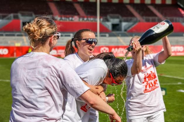 GER, Mainz, FSV Mainz 05 vs 1. FC Saarbrücken, Regionalliga, Fussball, DFB, Spielzeit 2024 2025, Bruchwegstadion, 21. Spieltag, im Bild: Die Frauen von FSV Mainz 05 feiern die Meisterschaft der Regionalliga DFB DFL REGULATIONS PROHIBIT ANY USE OF PHOTOGRAPHS AS IMAGE SEQUENCES AND OR QUASI-VIDEO, 17.05.2025, Copyright: HMBxMedia HendrikxHamelau