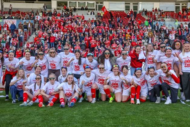 GER, Mainz, FSV Mainz 05 vs 1. FC Saarbrücken, Regionalliga, Fussball, DFB, Spielzeit 2024 2025, Bruchwegstadion, 21. Spieltag, im Bild: Die Frauen von FSV Mainz 05 feiern die Meisterschaft der Regionalliga DFB DFL REGULATIONS PROHIBIT ANY USE OF PHOTOGRAPHS AS IMAGE SEQUENCES AND OR QUASI-VIDEO, 17.05.2025, Copyright: HMBxMedia HendrikxHamelau