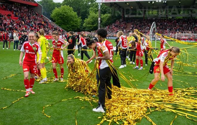 Fußball, Frauen, Saison 2024 2025, 2. Frauen-Bundesliga (26. Spieltag), 1. FC Union Berlin - FSV Gütersloh, anschließende Ehrung der Union-Frauen als Meisterinnen der 2. Bundesliga, im Bild: v. l. Pia Metzker (1. FC Union), Torhüterin Cara Bösl (1. FC Union), Marie Becker (1. FC Union), Nele Bauereisen (1. FC Union), Sarah Abu Sabbah (1. FC Union), Naika Reissner (1. FC Union), Charleen Niesler (1. FC Union) mit Lametta, 18.05. 2025, Copyright: xMatthiasxKochx