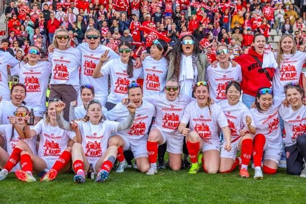 GER, Mainz, FSV Mainz 05 vs 1. FC Saarbrücken, Regionalliga, Fussball, DFB, Spielzeit 2024 2025, Bruchwegstadion, 21. Spieltag, im Bild: Die Frauen von FSV Mainz 05 feiern die Meisterschaft der Regionalliga DFB DFL REGULATIONS PROHIBIT ANY USE OF PHOTOGRAPHS AS IMAGE SEQUENCES AND OR QUASI-VIDEO, 17.05.2025, Copyright: HMBxMedia HendrikxHamelau