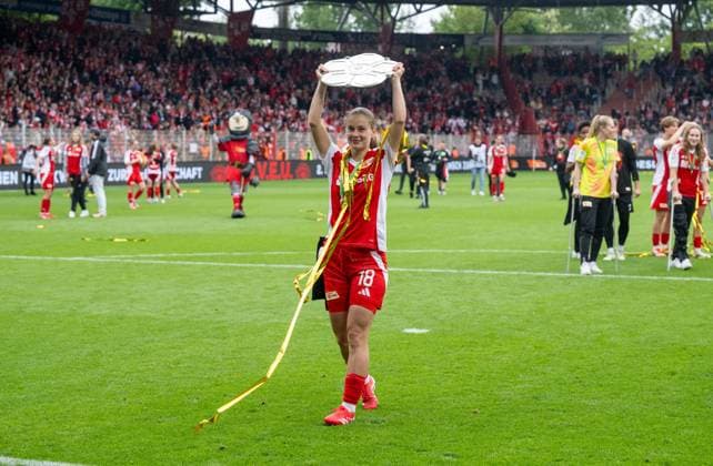 Fußball, Frauen, Saison 2024 2025, 2. Frauen-Bundesliga (26. Spieltag), 1. FC Union Berlin - FSV Gütersloh, anschließende Ehrung der Union-Frauen als Meisterinnen der 2. Bundesliga, im Bild: Charleen Niesler (1. FC Union) mit Meisterschale, 18.05. 2025, Copyright: xMatthiasxKochx