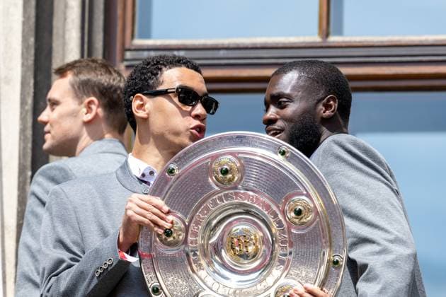 Jamal Musiala 42 (FC Bayern Muenchen), Dayot Upamecano 2 (FC Bayern Muenchen) mit der Meisterschale, Meisterfeier, Rathausbalkon, FC Bayern Muenchen und FC Bayern Frauen, Fussball, 18.05.2025 DFB regulations prohibit any use of photographs as image sequences and or quasi-video Muenchen Bayern Deutschland