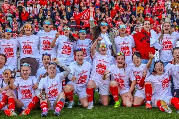 GER, Mainz, FSV Mainz 05 vs 1. FC Saarbrücken, Regionalliga, Fussball, DFB, Spielzeit 2024 2025, Bruchwegstadion, 21. Spieltag, im Bild: Die Frauen von FSV Mainz 05 feiern die Meisterschaft der Regionalliga DFB DFL REGULATIONS PROHIBIT ANY USE OF PHOTOGRAPHS AS IMAGE SEQUENCES AND OR QUASI-VIDEO, 17.05.2025, Copyright: HMBxMedia HendrikxHamelau