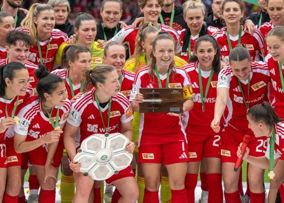 Fußball, Frauen, Saison 2024 2025, 2. Frauen-Bundesliga (26. Spieltag), 1. FC Union Berlin - FSV Gütersloh, anschließende Ehrung der Union-Frauen als Meisterinnen der 2. Bundesliga, im Bild: Dina Orschmann (1. FC Union) mit der Meisterschale, Lisa Heiseler (1. FC Union) mit der Torjägerkanone, 18.05. 2025, Copyright: xMatthiasxKochx