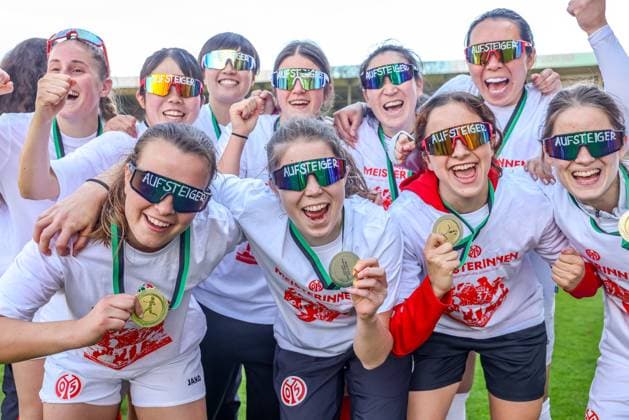 Sport Bilder des Tages GER, Mainz, FSV Mainz 05 vs 1. FC Saarbrücken, Regionalliga, Fussball, DFB, Spielzeit 2024 2025, Bruchwegstadion, 21. Spieltag, im Bild: Die Frauen von FSV Mainz 05 feiern die Meisterschaft der Regionalliga DFB DFL REGULATIONS PROHIBIT ANY USE OF PHOTOGRAPHS AS IMAGE SEQUENCES AND OR QUASI-VIDEO, 17.05.2025, Copyright: HMBxMedia HendrikxHamelau