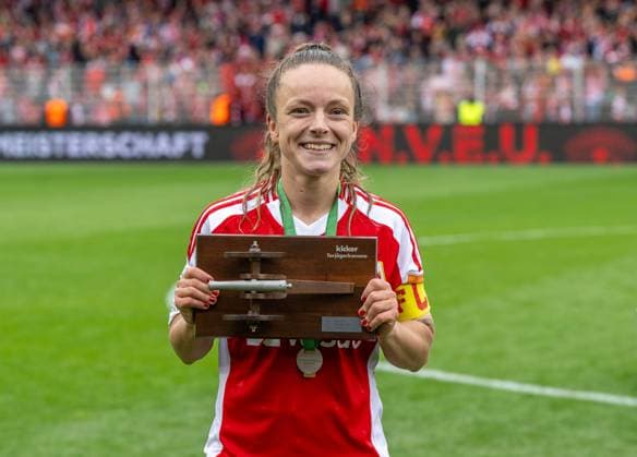 Sport Bilder des Tages Fußball, Frauen, Saison 2024 2025, 2. Frauen-Bundesliga (26. Spieltag), 1. FC Union Berlin - FSV Gütersloh, anschließende Ehrung der Union-Frauen als Meisterinnen der 2. Bundesliga, im Bild: Lisa Heiseler (1. FC Union) mit der vom Kicker verliehenen Torjägerkanone für die beste Torschützin der 2. Bundesliga, 18.05. 2025, Copyright: xMatthiasxKochx