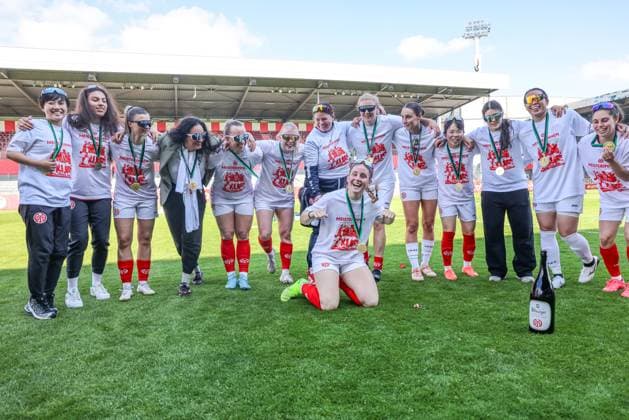 GER, Mainz, FSV Mainz 05 vs 1. FC Saarbrücken, Regionalliga, Fussball, DFB, Spielzeit 2024 2025, Bruchwegstadion, 21. Spieltag, im Bild: Die Frauen von FSV Mainz 05 feiern die Meisterschaft der Regionalliga DFB DFL REGULATIONS PROHIBIT ANY USE OF PHOTOGRAPHS AS IMAGE SEQUENCES AND OR QUASI-VIDEO, 17.05.2025, Copyright: HMBxMedia HendrikxHamelau