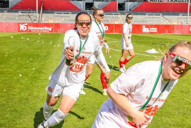 GER, Mainz, FSV Mainz 05 vs 1. FC Saarbrücken, Regionalliga, Fussball, DFB, Spielzeit 2024 2025, Bruchwegstadion, 21. Spieltag, im Bild: Die Frauen von FSV Mainz 05 feiern die Meisterschaft der Regionalliga DFB DFL REGULATIONS PROHIBIT ANY USE OF PHOTOGRAPHS AS IMAGE SEQUENCES AND OR QUASI-VIDEO, 17.05.2025, Copyright: HMBxMedia HendrikxHamelau