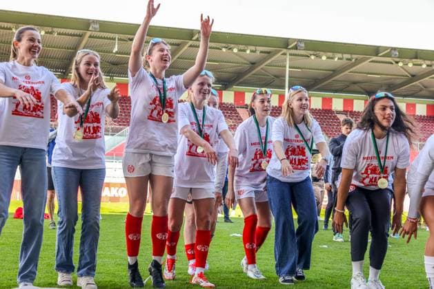 GER, Mainz, FSV Mainz 05 vs 1. FC Saarbrücken, Regionalliga, Fussball, DFB, Spielzeit 2024 2025, Bruchwegstadion, 21. Spieltag, im Bild: Die Frauen von FSV Mainz 05 feiern die Meisterschaft der Regionalliga DFB DFL REGULATIONS PROHIBIT ANY USE OF PHOTOGRAPHS AS IMAGE SEQUENCES AND OR QUASI-VIDEO, 17.05.2025, Copyright: HMBxMedia HendrikxHamelau