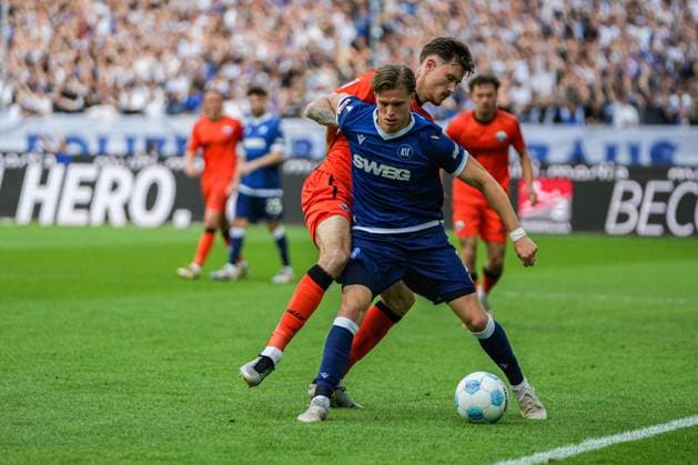 2. Fussball Bundesliga, Karlsruher SC - SC Paderborn 07, 18.05.2025 Zweikampf zwischen Calvin Brackelmann (SC Paderborn 4) und Dzenis Burnic (Karlsruher SC 7) 2. Fussball Bundesliga, Karlsruher SC - SC Paderborn 07; BBBank Wildpark Karlsruhe, 18.05.2025 DFB DFL REGULATIONS PROHIBIT ANY USE OF PHOTOGRAPHS AS IMAGE SEQUENCES AND OR QUASI-VIDEO.