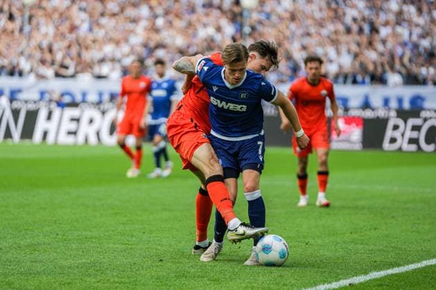 2. Fussball Bundesliga, Karlsruher SC - SC Paderborn 07, 18.05.2025 Zweikampf zwischen Calvin Brackelmann (SC Paderborn 4) und Dzenis Burnic (Karlsruher SC 7) 2. Fussball Bundesliga, Karlsruher SC - SC Paderborn 07; BBBank Wildpark Karlsruhe, 18.05.2025 DFB DFL REGULATIONS PROHIBIT ANY USE OF PHOTOGRAPHS AS IMAGE SEQUENCES AND OR QUASI-VIDEO.