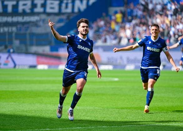 Lilian Egloff (Karlsruher SC) bejubelt sein zweites Tor waehrend des Spiels der 2. Bundesliga zwischen Karlsruher SC und SC Paderborn im BBBank Wildpark am 18. May 2025 in Karlsruhe, Deutschland. (Foto von Silas Schüller DeFodi Images) +++ Lilian Egloff (Karlsruher SC) celebrates scoring his second goal during the 2. Bundesliga match between Karlsruher SC and SC Paderborn at BBBank Wildpark on May 18, 2025 in Karlsruhe, Germany. (Photo by Silas Schüller DeFodi Images) DFB DFL REGULATIONS PROHIBIT ANY USE OF PHOTOGRAPHS AS IMAGE SEQUENCES AND OR QUASI-VIDEO. (Photo by Silas Schueller DeFodi Images)