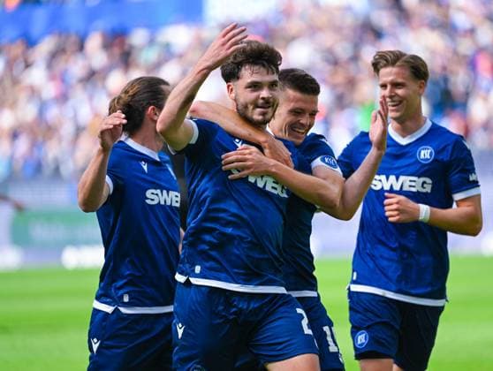 Lilian Egloff (Karlsruher SC) bejubelt sein Tor mit Marvin Wanitzek (Karlsruher SC) und Dzenis Burnic (Karlsruher SC) waehrend des Spiels der 2. Bundesliga zwischen Karlsruher SC und SC Paderborn im BBBank Wildpark am 18. May 2025 in Karlsruhe, Deutschland. (Foto von Silas Schüller DeFodi Images) +++ Lilian Egloff (Karlsruher SC) celebrates his goal with Marvin Wanitzek (Karlsruher SC) and Dzenis Burnic (Karlsruher SC) during the 2. Bundesliga match between Karlsruher SC and SC Paderborn at BBBank Wildpark on May 18, 2025 in Karlsruhe, Germany. (Photo by Silas Schüller DeFodi Images) DFB DFL REGULATIONS PROHIBIT ANY USE OF PHOTOGRAPHS AS IMAGE SEQUENCES AND OR QUASI-VIDEO. (Photo by Silas Schueller DeFodi Images)