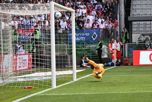 RECORD DATE NOT STATED 18.05.2025, xjhx, Fussball 2.Bundesliga, Spvgg Greuther Fuerth - Hamburger SV v.l. Jean-Luc Dompe (Hamburger SV), Nahuel Noll (Spvgg. Greuther Fuerth) Goal scored, erzielt das Tor zum 1:1 (DFL DFB REGULATIONS PROHIBIT ANY USE OF PHOTOGRAPHS as IMAGE SEQUENCES and or QUASI-VIDEO) Fuerth