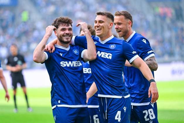 Lilian Egloff (Karlsruher SC) bejubelt sein Tor mit Marcel Beifus (Karlsruher SC) und Marcel Franke (Karlsruher SC) waehrend des Spiels der 2. Bundesliga zwischen Karlsruher SC und SC Paderborn im BBBank Wildpark am 18. May 2025 in Karlsruhe, Deutschland. (Foto von Silas Schüller DeFodi Images) +++ Lilian Egloff (Karlsruher SC) celebrates his goal with Marcel Beifus (Karlsruher SC) and Marcel Franke (Karlsruher SC) during the 2. Bundesliga match between Karlsruher SC and SC Paderborn at BBBank Wildpark on May 18, 2025 in Karlsruhe, Germany. (Photo by Silas Schüller DeFodi Images) DFB DFL REGULATIONS PROHIBIT ANY USE OF PHOTOGRAPHS AS IMAGE SEQUENCES AND OR QUASI-VIDEO. (Photo by Silas Schueller DeFodi Images)