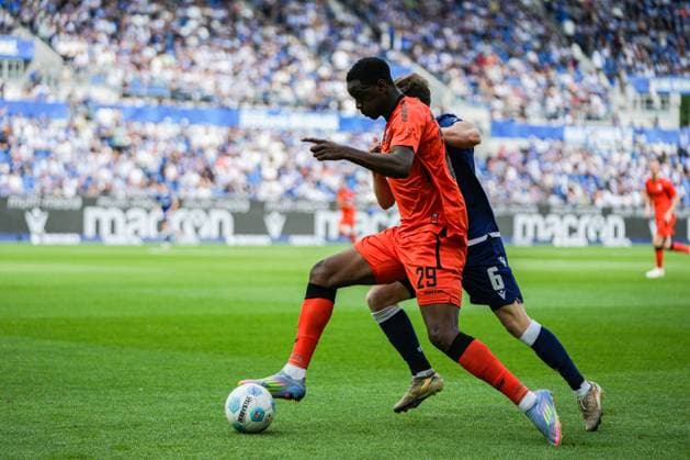 2. Fussball Bundesliga, Karlsruher SC - SC Paderborn 07, 18.05.2025 Zweikampf zwischen Ilyas Ansah (SC Paderborn 29) und Jensen Leon (Karlsruher SC 6) 2. Fussball Bundesliga, Karlsruher SC - SC Paderborn 07; BBBank Wildpark Karlsruhe, 18.05.2025 DFB DFL REGULATIONS PROHIBIT ANY USE OF PHOTOGRAPHS AS IMAGE SEQUENCES AND OR QUASI-VIDEO.