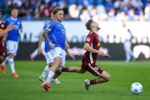 Luca Marseiler (SV Darmstadt 98, 08) im Zweikampf mit Tim Handwerker (SSV Jahn Regensburg, 02), GER, SV Darmstadt 98 vs. SSV Jahn Regensburg, 2. Bundesliga, Fussball, 34. Spieltag, Saison 2024 2025, 18.05.2025. DFL REGULATIONS PROHIBIT ANY USE OF PHOTOGRAPHS as IMAGE SEQUENCES and or QUASI-VIDEO. GER, SV Darmstadt 98 vs. SSV Jahn Regensburg, 2. Bundesliga, Fussball, 34. Spieltag, Saison 2024 2025, 18.05.2025. Darmstadt