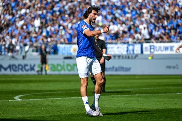 Fraser Hornby (SV Darmstadt 98, 09) bejubelt das Tor zum 1:1, GER, SV Darmstadt 98 vs. SSV Jahn Regensburg, 2. Bundesliga, Fussball, 34. Spieltag, Saison 2024 2025, 18.05.2025. DFL REGULATIONS PROHIBIT ANY USE OF PHOTOGRAPHS as IMAGE SEQUENCES and or QUASI-VIDEO. GER, SV Darmstadt 98 vs. SSV Jahn Regensburg, 2. Bundesliga, Fussball, 34. Spieltag, Saison 2024 2025, 18.05.2025. Darmstadt
