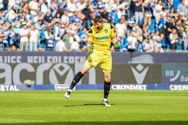 2. Fussball Bundesliga, Karlsruher SC - SC Paderborn 07, 18.05.2025 Reaktion von Max Weiß (Karlsruher SC 1) beim 1:0 durch Lilian Egloff (Karlsruher SC 25) 2. Fussball Bundesliga, Karlsruher SC - SC Paderborn 07; BBBank Wildpark Karlsruhe, 18.05.2025 DFB DFL REGULATIONS PROHIBIT ANY USE OF PHOTOGRAPHS AS IMAGE SEQUENCES AND OR QUASI-VIDEO.