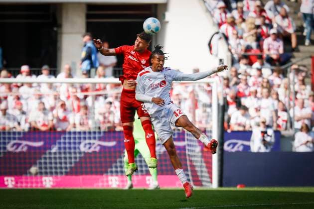 2.? ?Fußball Bundesliga, 1. FC Köln - 1. FC Kaiserslautern, 18.05.2025 Jan Elvedi (1. FC Kaiserslautern, 33) und Damion Downs (1. FC Köln, 42) beim Kopfballduell; 34. Spieltag der 2. Fußball-Bundesliga, 2.? ?Fußball Bundesliga, 1. FC Köln - 1. FC Kaiserslautern am 18.05.2025 im RheinEnergie-Stadion in Köln. DIE DFL-VORSCHRIFTEN VERBIETEN JEDE VERWENDUNG VON FOTOS ALS BILDSEQUENZEN UND ODER QUASI-VIDEO.